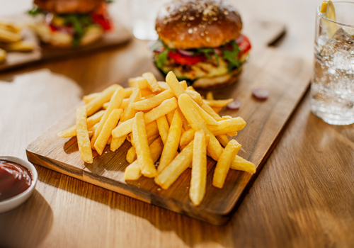 Halloumi burger s hranolčekmi