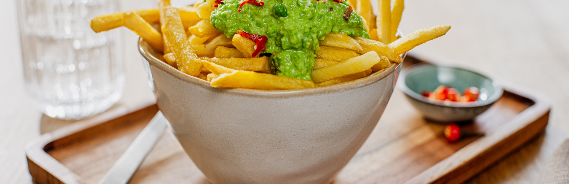 Hráškové guacamole s Air Fryer hranolčekmi